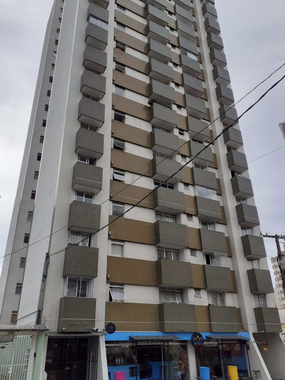 Apartamento para alugar com 54,40M² e 2 dormitórios, sendo 1 com sacada no Centro de Curitiba