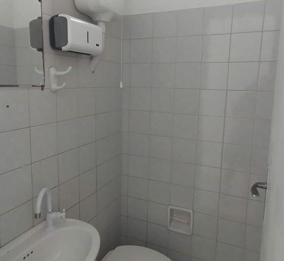 Loja para alugar possuí 42,40 M² 01 sala com banheiro no Bacacheri, Curitiba/ PR