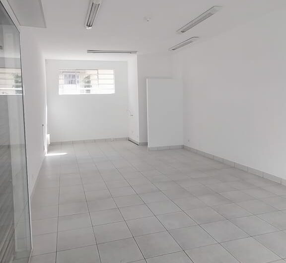 Loja para alugar possuí 42,40 M² 01 sala com banheiro no Bacacheri, Curitiba/ PR