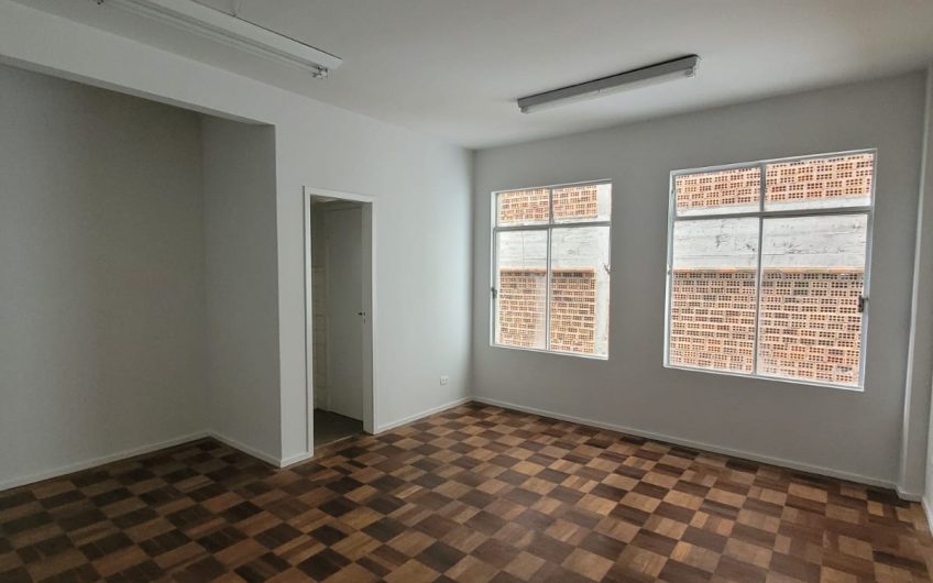 Conjunto para alugar possuí 30,30 M² com 01 sala e bwc no Centro de Curitiba/PR