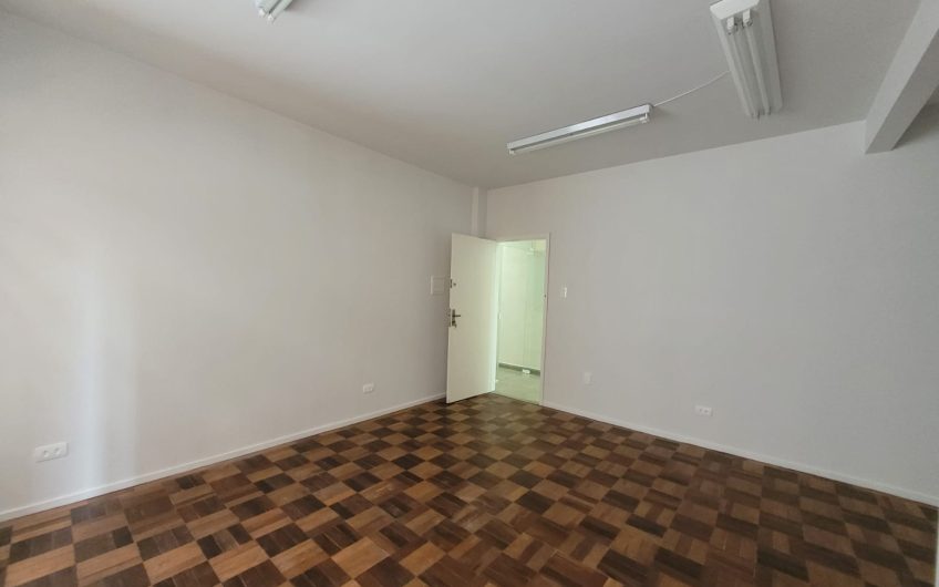 Conjunto para alugar possuí 30,30 M² com 01 sala e bwc no Centro de Curitiba/PR