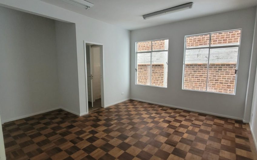 Conjunto para alugar possuí 30,30 M² com 01 sala e bwc no Centro de Curitiba/PR