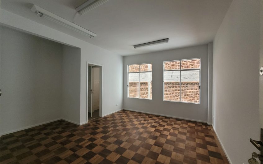 Conjunto para alugar possuí 30,30 M² com 01 sala e bwc no Centro de Curitiba/PR
