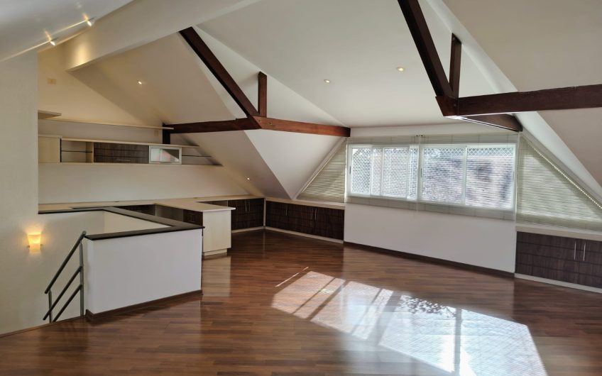 Sobrado para alugar contém 299,59 M² 03 dormitórios no Jardim Social, Curitiba/PR