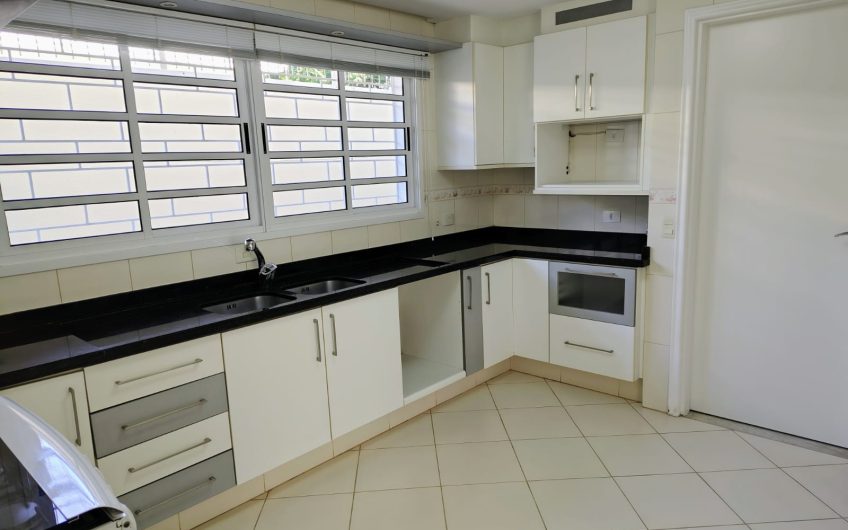 Sobrado para alugar contém 299,59 M² 03 dormitórios no Jardim Social, Curitiba/PR