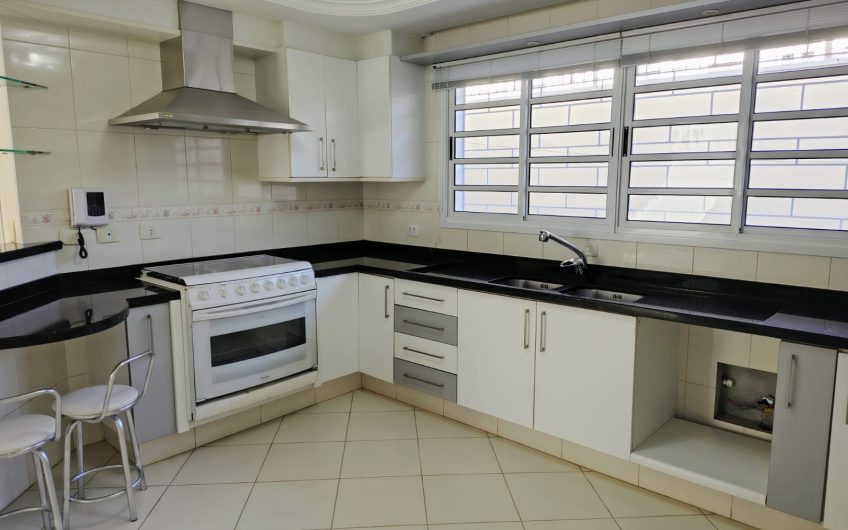 Sobrado para alugar contém 299,59 M² 03 dormitórios no Jardim Social, Curitiba/PR