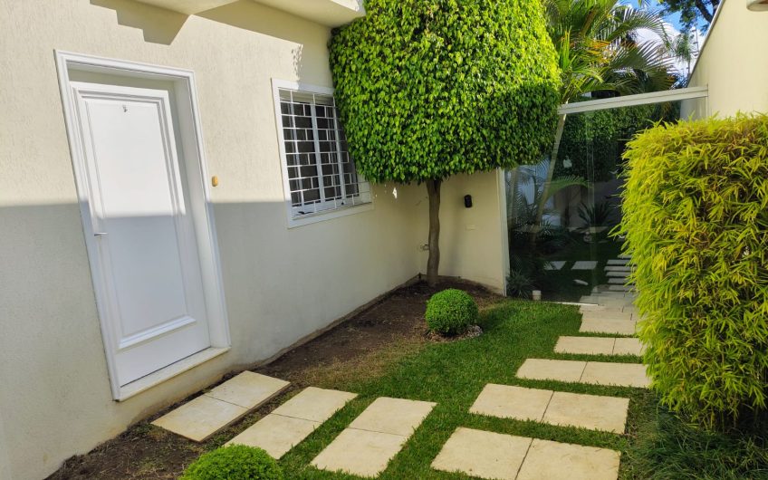 Sobrado para alugar contém 299,59 M² 03 dormitórios no Jardim Social, Curitiba/PR