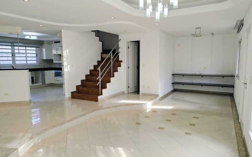 Sobrado para alugar contém 299,59 M² 03 dormitórios no Jardim Social, Curitiba/PR