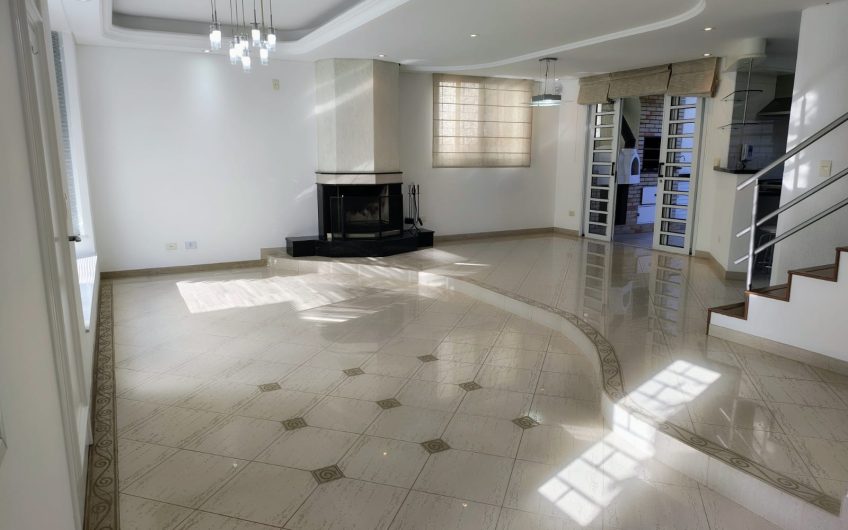 Sobrado para alugar contém 299,59 M² 03 dormitórios no Jardim Social, Curitiba/PR