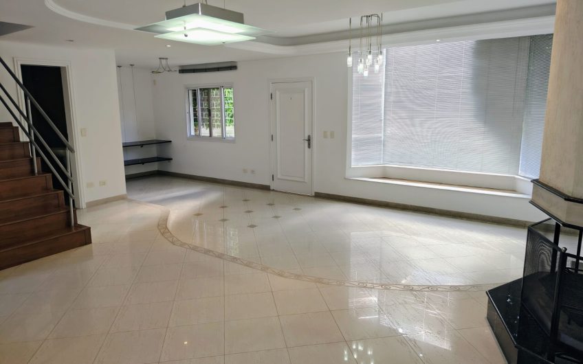 Sobrado para alugar contém 299,59 M² 03 dormitórios no Jardim Social, Curitiba/PR