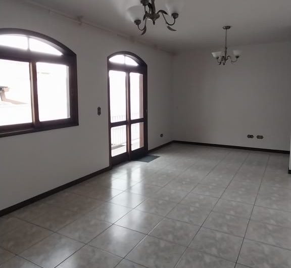 Casa parte Superior para alugar possuí 240,30 M² com 03 dormitórios em Santa Candida/ Curitiba/PR
