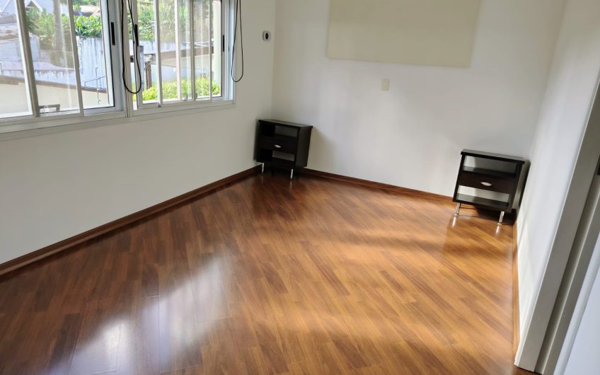 Sobrado para alugar contém 299,59 M² 03 dormitórios no Jardim Social, Curitiba/PR