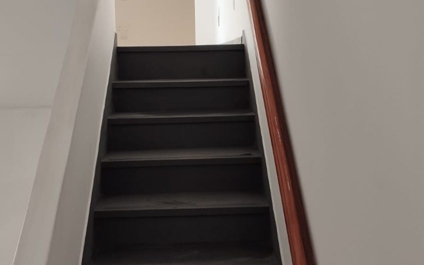 Loja para alugar possuí 211,00 M² com 01 sala ampla na parte térrea e 04 salas piso superior no Jardim Botânico, Curitiba/PR