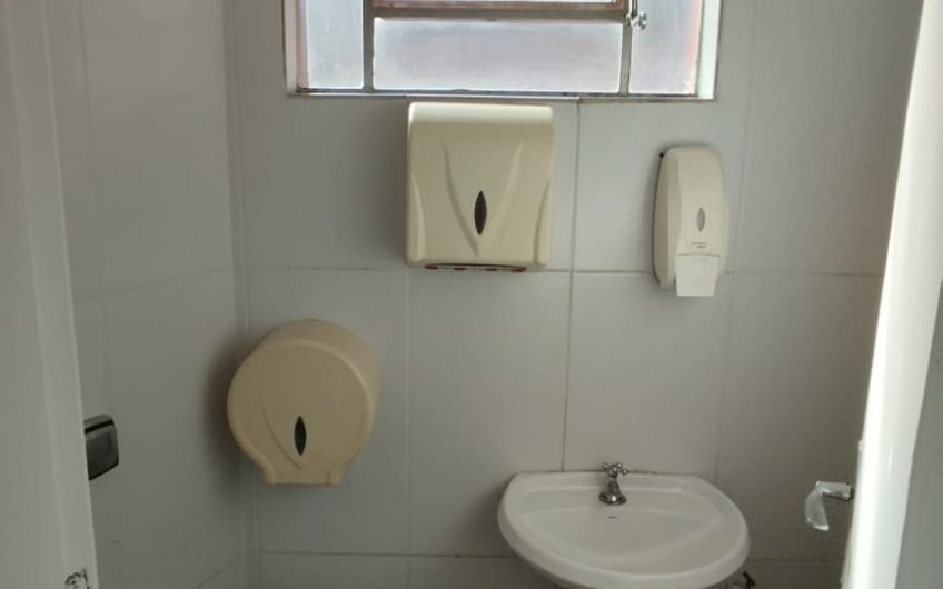 Loja para alugar possuí 211,00 M² com 01 sala ampla na parte térrea e 04 salas piso superior no Jardim Botânico, Curitiba/PR