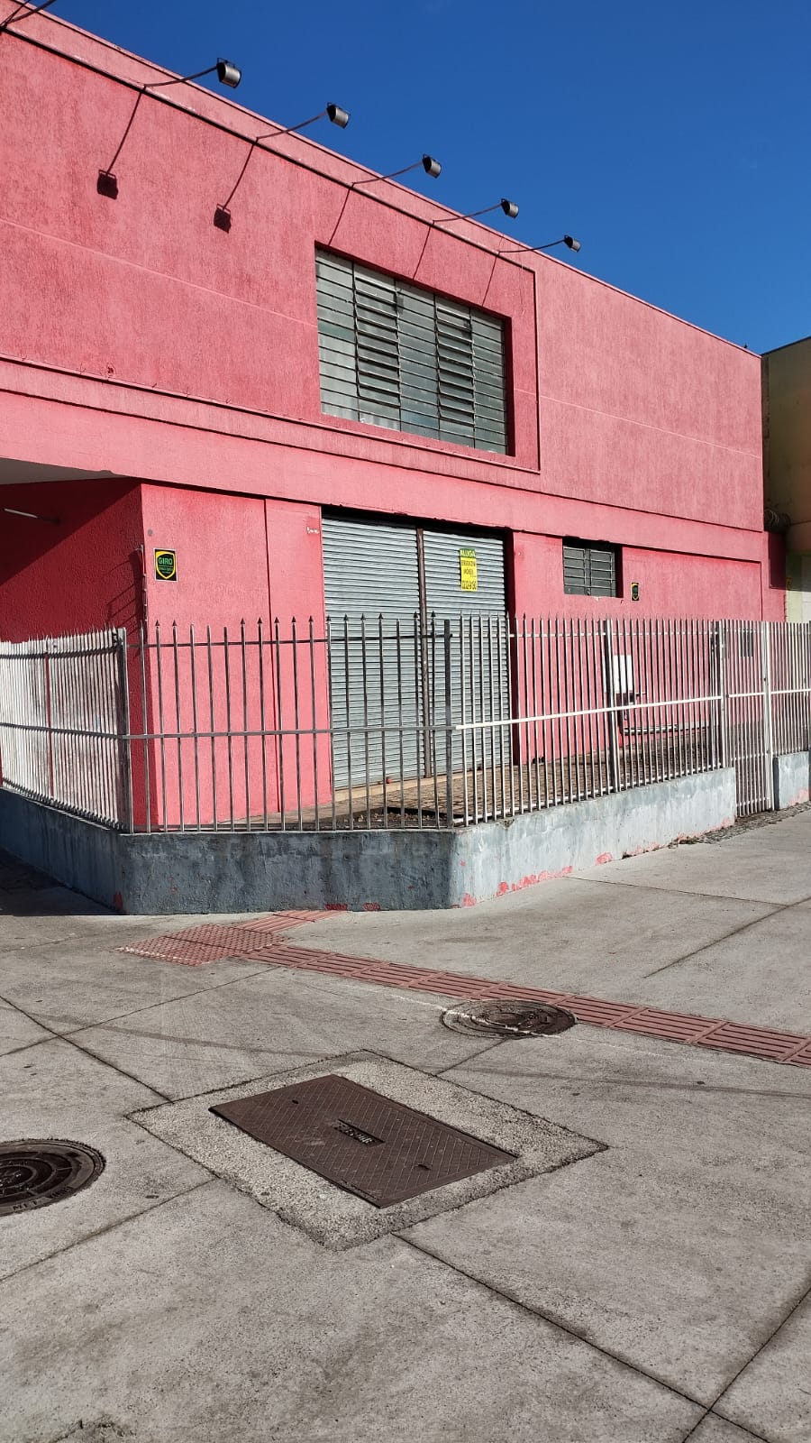 Loja para alugar possuí 211,00 M² com 01 sala ampla na parte térrea e 04 salas piso superior no Jardim Botânico, Curitiba/PR