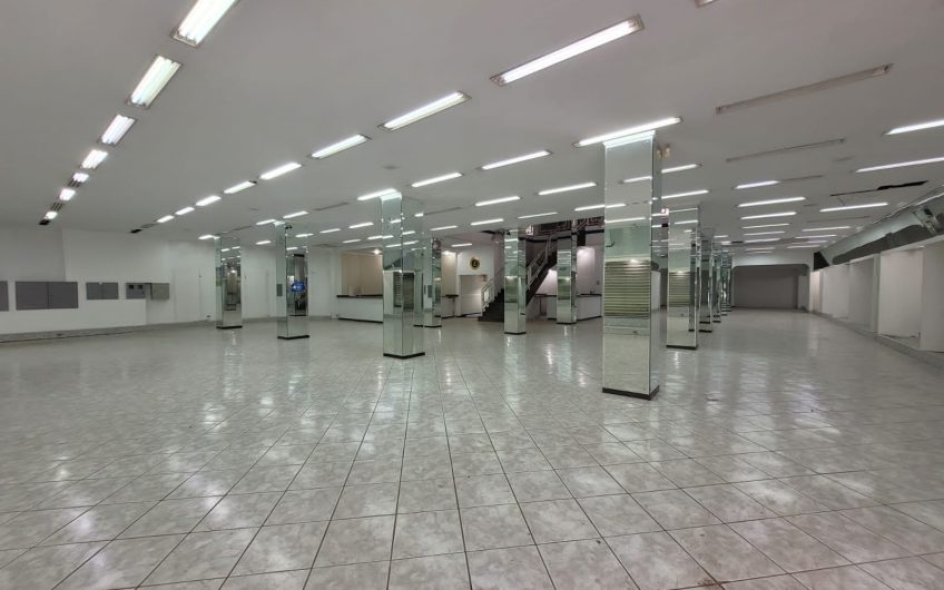Loja para alugar possuí 1.458,00 M² com 02 salas amplas + 5 salas no Centro de Curitiba/PR