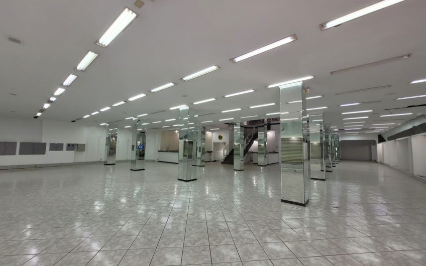 Loja para alugar possuí 1.458,00 M² com 02 salas amplas + 5 salas no Centro de Curitiba/PR