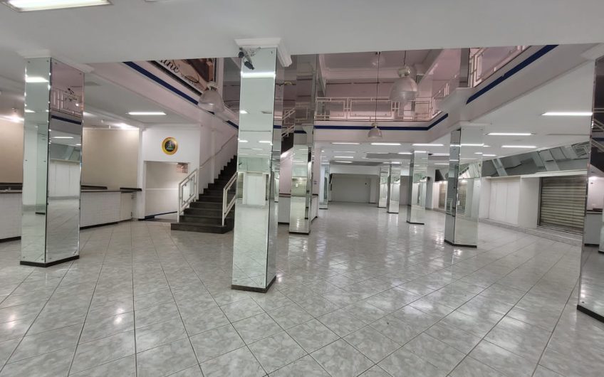Loja para alugar possuí 1.458,00 M² com 02 salas amplas + 5 salas no Centro de Curitiba/PR