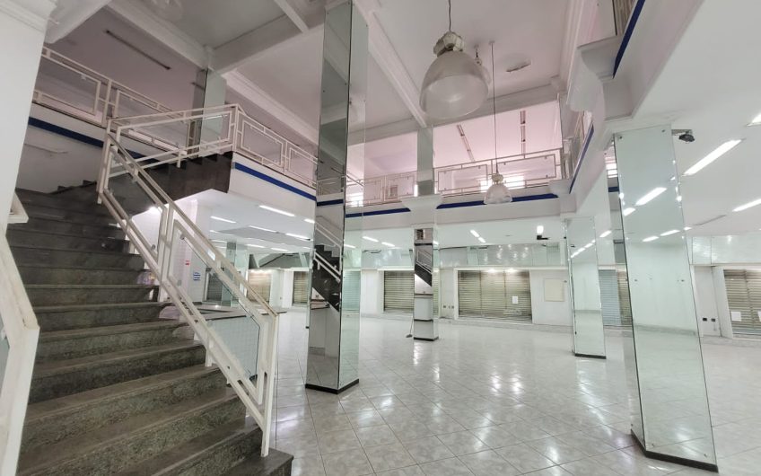 Loja para alugar possuí 1.458,00 M² com 02 salas amplas + 5 salas no Centro de Curitiba/PR