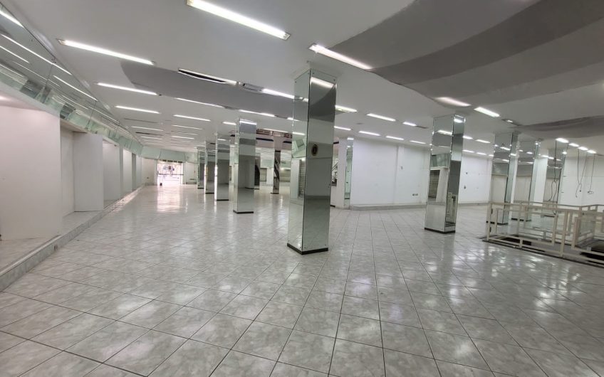 Loja para alugar possuí 1.458,00 M² com 02 salas amplas + 5 salas no Centro de Curitiba/PR