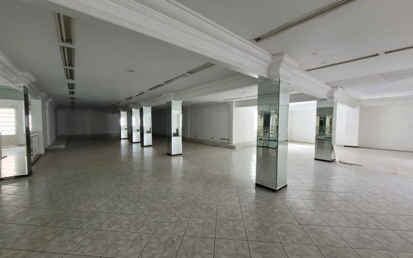 Loja para alugar possuí 1.458,00 M² com 02 salas amplas + 5 salas no Centro de Curitiba/PR