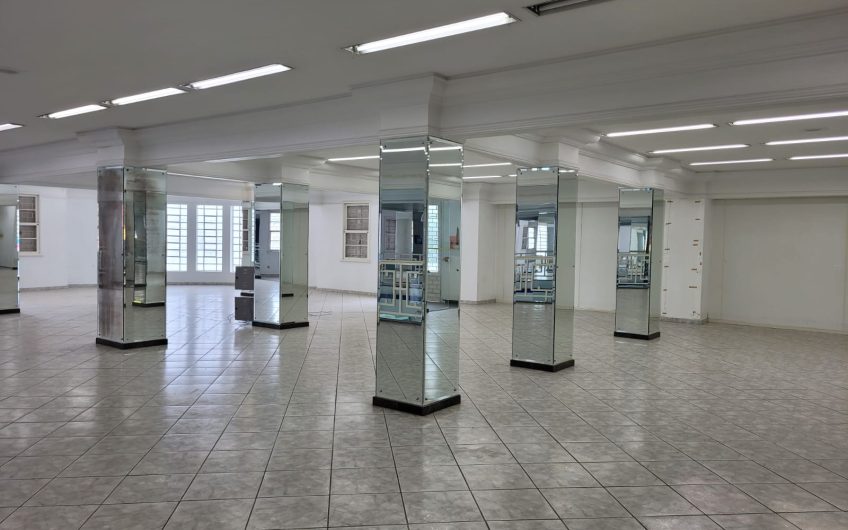 Loja para alugar possuí 1.458,00 M² com 02 salas amplas + 5 salas no Centro de Curitiba/PR