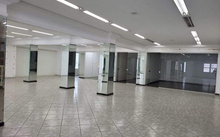 Loja para alugar possuí 1.458,00 M² com 02 salas amplas + 5 salas no Centro de Curitiba/PR