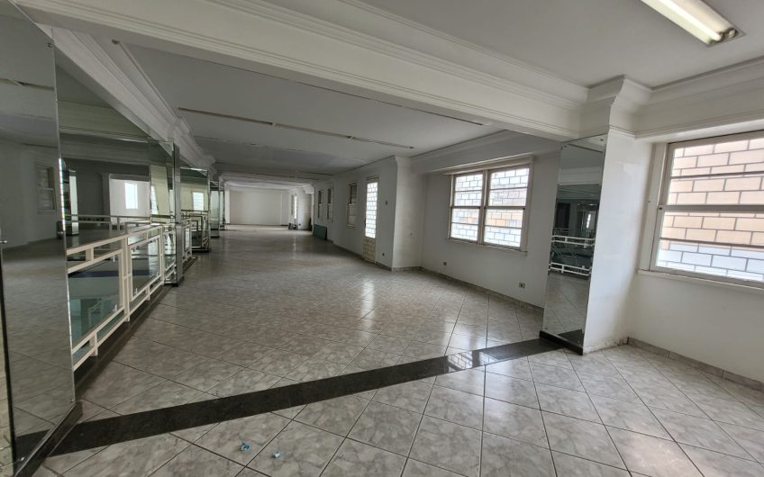 Loja para alugar possuí 1.458,00 M² com 02 salas amplas + 5 salas no Centro de Curitiba/PR