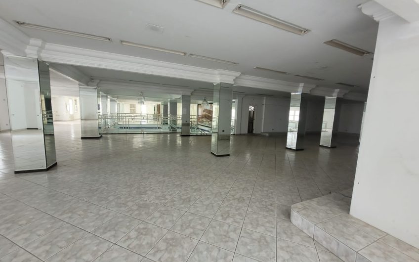 Loja para alugar possuí 1.458,00 M² com 02 salas amplas + 5 salas no Centro de Curitiba/PR