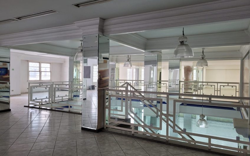 Loja para alugar possuí 1.458,00 M² com 02 salas amplas + 5 salas no Centro de Curitiba/PR