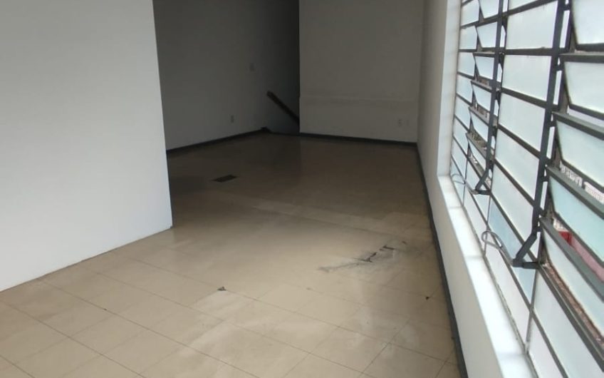 Loja para alugar possuí 211,00 M² com 01 sala ampla na parte térrea e 04 salas piso superior no Jardim Botânico, Curitiba/PR