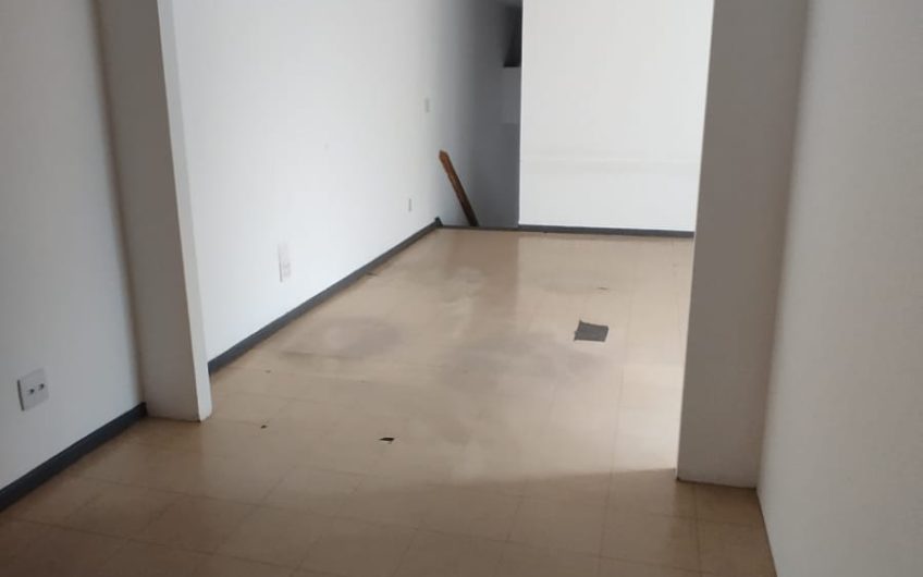 Loja para alugar possuí 211,00 M² com 01 sala ampla na parte térrea e 04 salas piso superior no Jardim Botânico, Curitiba/PR