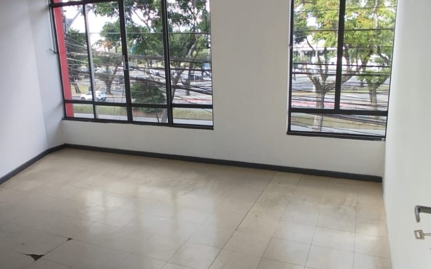 Loja para alugar possuí 211,00 M² com 01 sala ampla na parte térrea e 04 salas piso superior no Jardim Botânico, Curitiba/PR