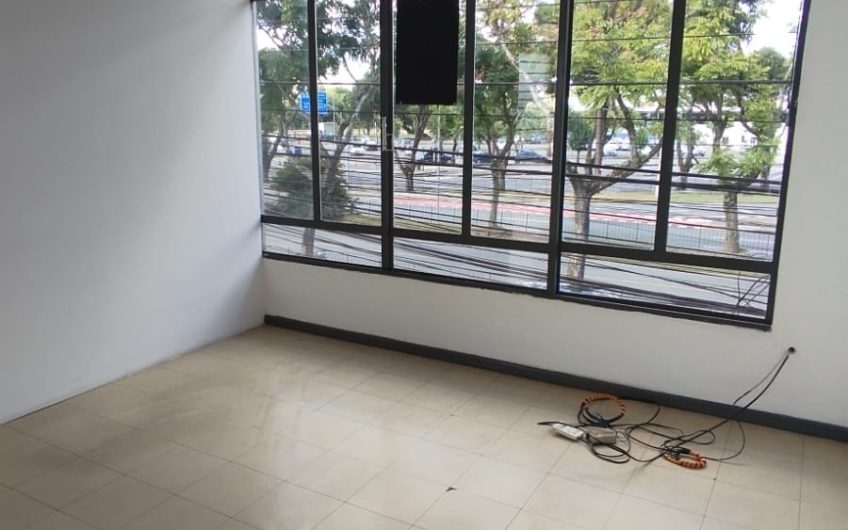Loja para alugar possuí 211,00 M² com 01 sala ampla na parte térrea e 04 salas piso superior no Jardim Botânico, Curitiba/PR
