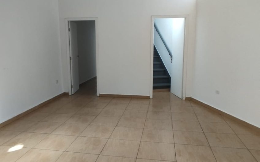 Loja para alugar possuí 211,00 M² com 01 sala ampla na parte térrea e 04 salas piso superior no Jardim Botânico, Curitiba/PR