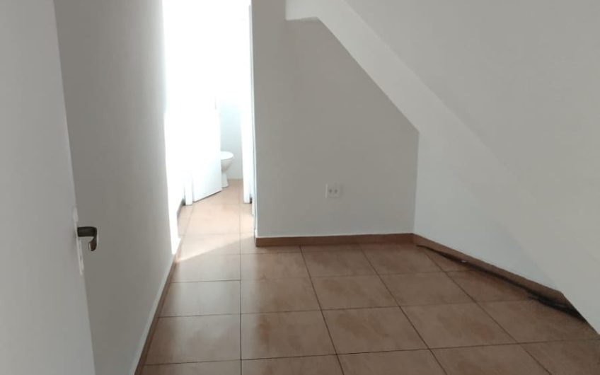 Loja para alugar possuí 211,00 M² com 01 sala ampla na parte térrea e 04 salas piso superior no Jardim Botânico, Curitiba/PR
