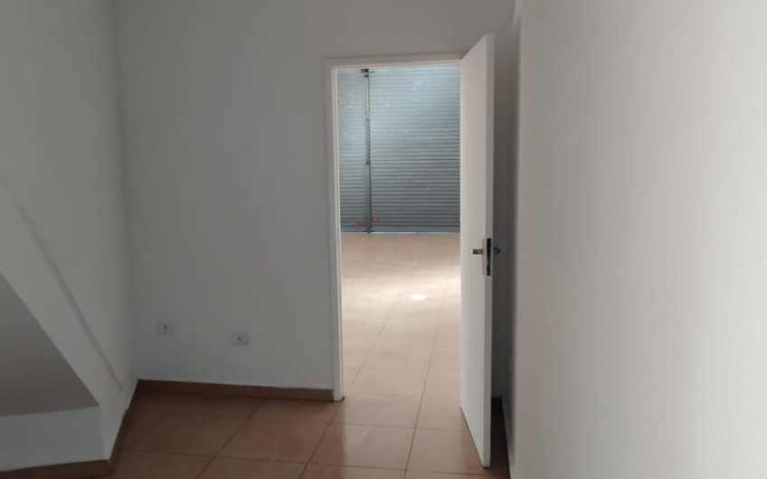 Loja para alugar possuí 211,00 M² com 01 sala ampla na parte térrea e 04 salas piso superior no Jardim Botânico, Curitiba/PR