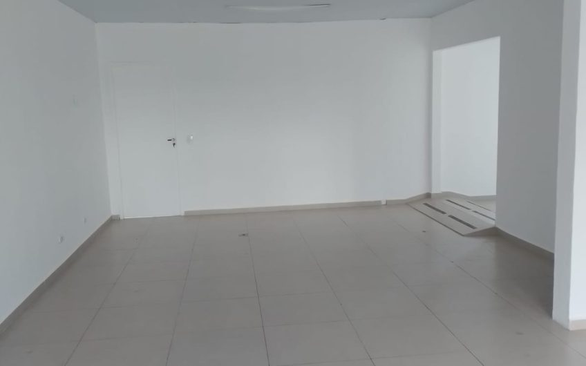 Sala Comercial para Locação possuí 82,50 M² com 02 salas e 02 bwcs no Jardim Osasco, Colombo/PR