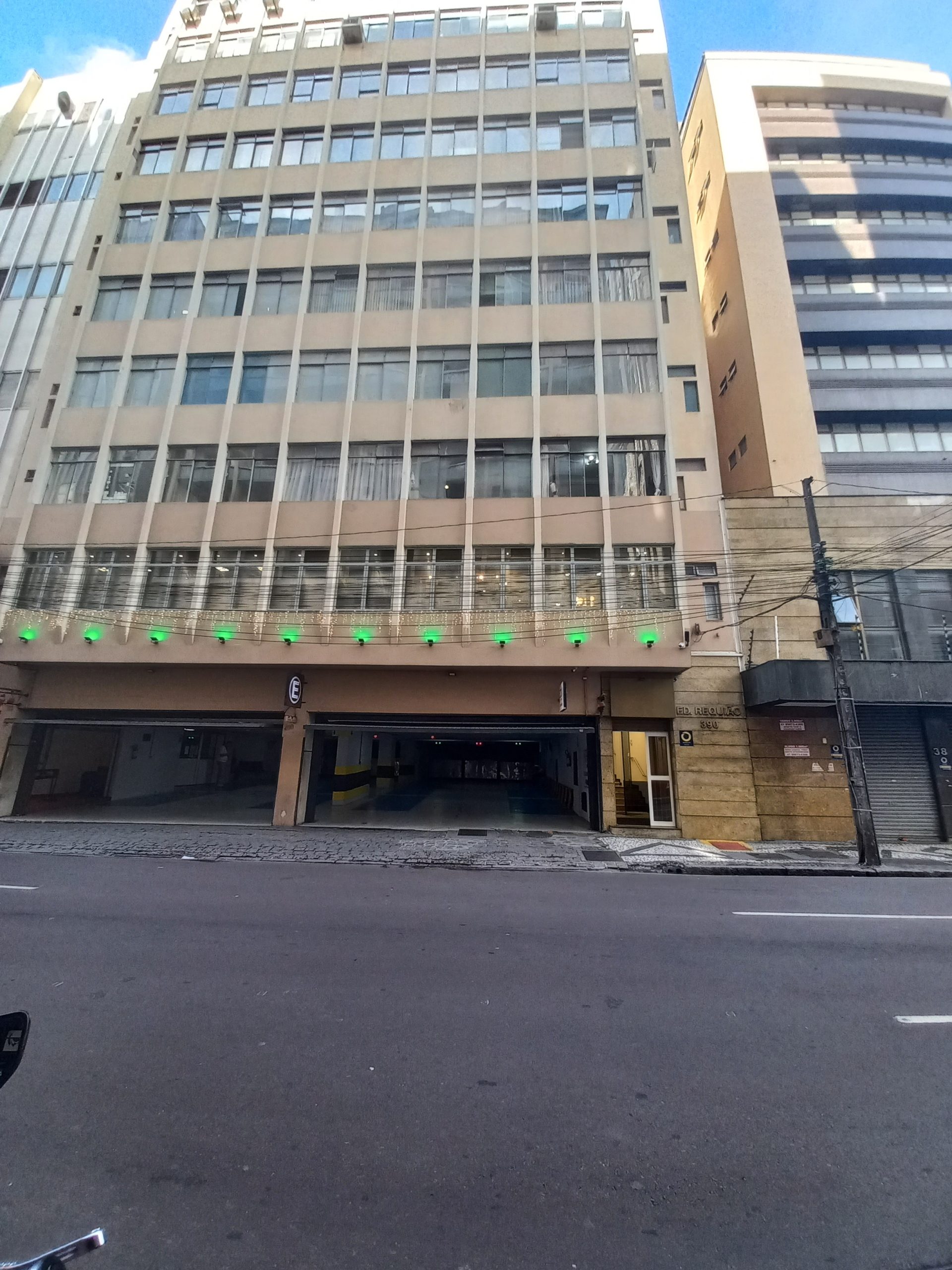 Conjunto comercial para alugar possuí 30,00 m² 1 sala com banheiro no Centro de Curitiba/PR