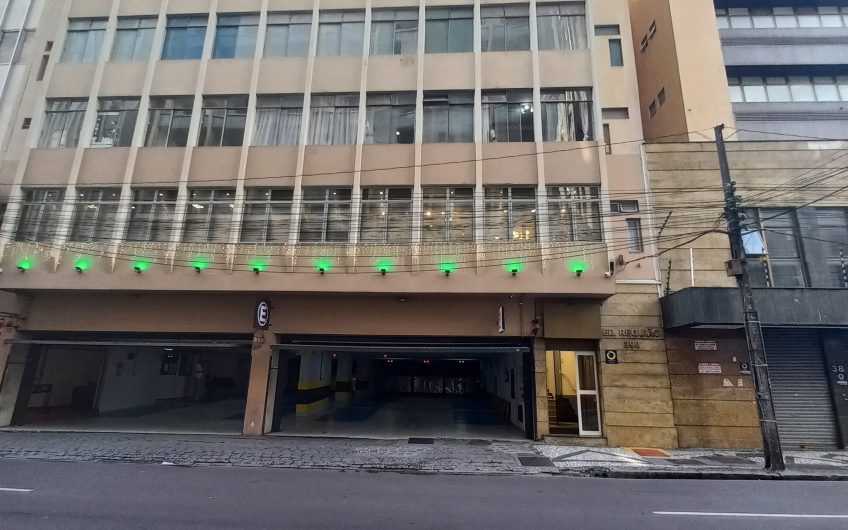 Conjunto comercial para alugar possuí 135,40 m² 05 salas no Centro de Curitiba/PR
