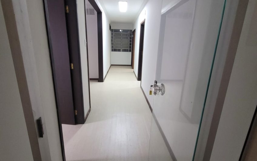 Conjunto comercial para alugar possuí 135,40 m² 05 salas no Centro de Curitiba/PR