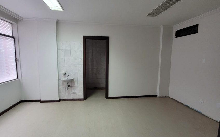 Conjunto comercial para alugar possuí 135,40 m² 05 salas no Centro de Curitiba/PR