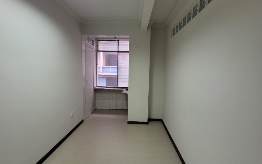 Conjunto comercial para alugar possuí 135,40 m² 05 salas no Centro de Curitiba/PR