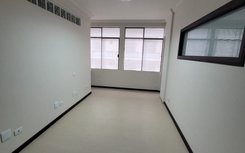 Conjunto comercial para alugar possuí 135,40 m² 05 salas no Centro de Curitiba/PR