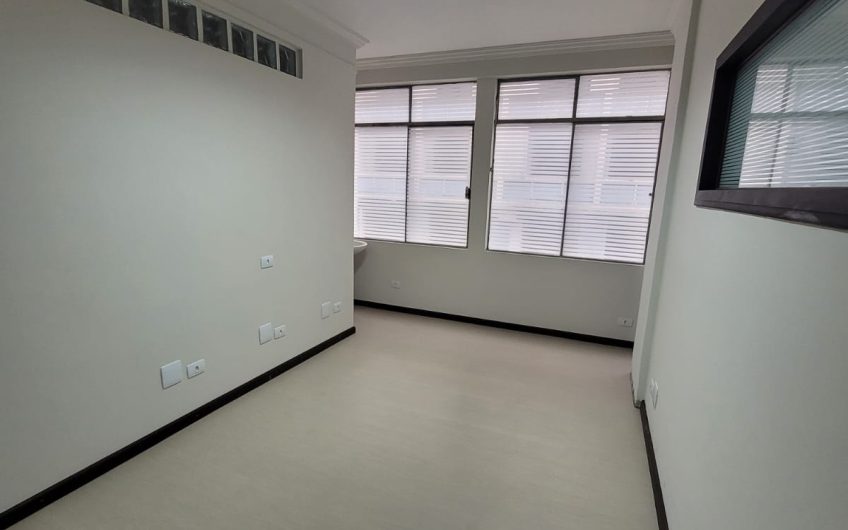 Conjunto comercial para alugar possuí 135,40 m² 05 salas no Centro de Curitiba/PR