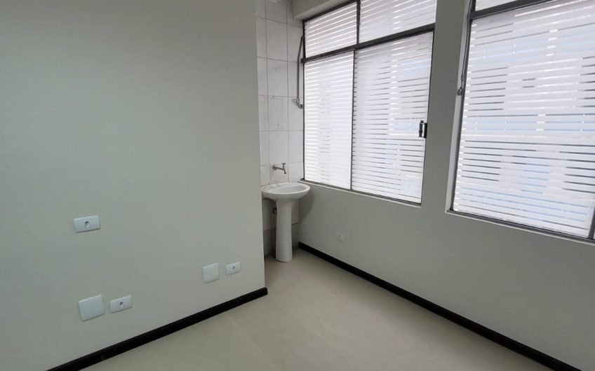 Conjunto comercial para alugar possuí 135,40 m² 05 salas no Centro de Curitiba/PR