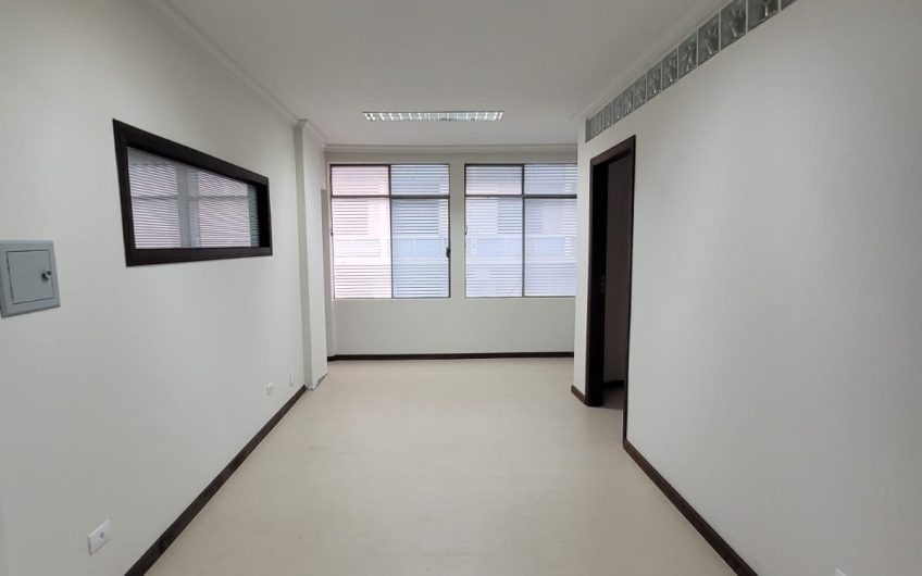 Conjunto comercial para alugar possuí 135,40 m² 05 salas no Centro de Curitiba/PR