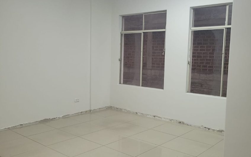Conjunto comercial para alugar possuí 30,00 m² 1 sala com banheiro no Centro de Curitiba/PR