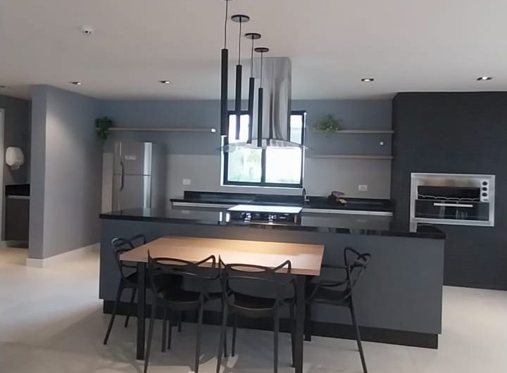 Apartamento mobiliado para alugar possuí 48,29 M² com um dormitório no Centro de Curitiba/PR