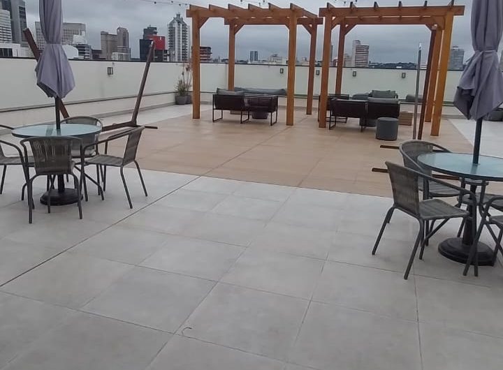 Apartamento mobiliado para alugar possuí 48,29 M² com um dormitório no Centro de Curitiba/PR